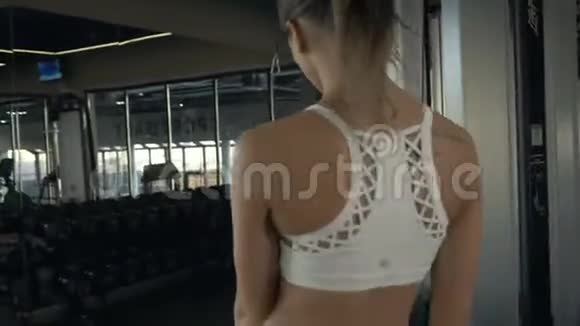 健身俱乐部内部的女健身教练视频的预览图