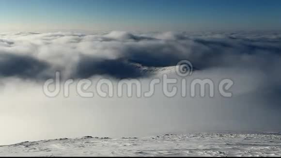 冬天的山上有云石灰的流逝视频的预览图