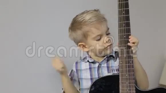 男孩在弹声吉他视频的预览图