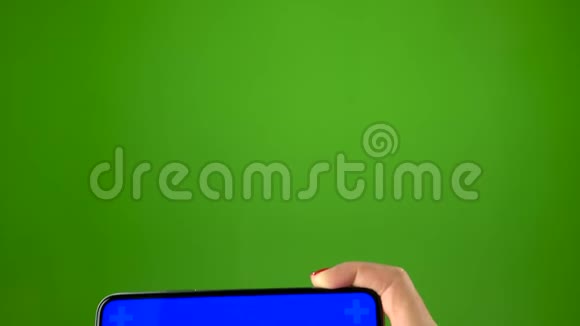 绿色屏幕上的女性手提智能手机视频的预览图