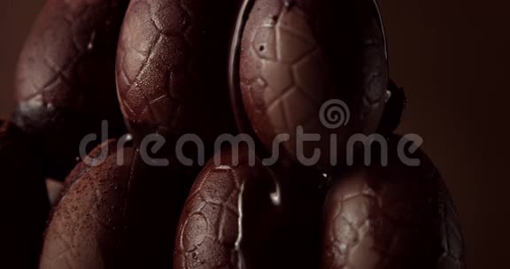 巧克力蛋的特写和掉在上面的液体巧克力视频的预览图