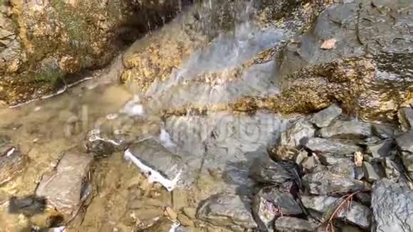 有小瀑布的小河视频的预览图