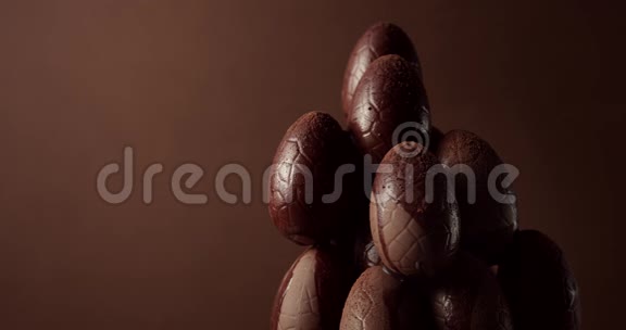 巧克力蛋被液体巧克力覆盖的特写镜头视频的预览图