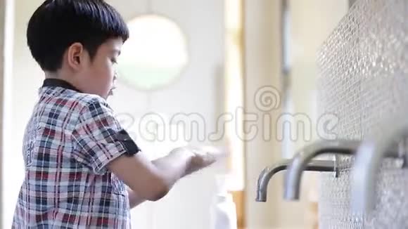 亚洲小孩洗手视频的预览图