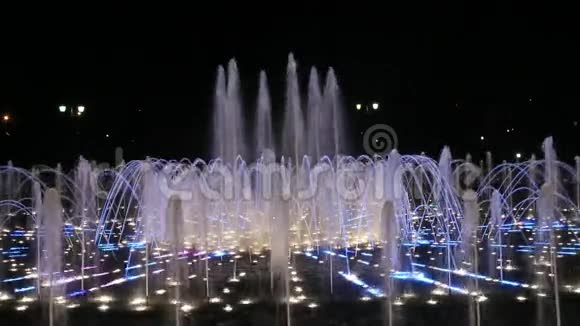 晚上在Tsaritsyno的灯光和音乐喷泉视频的预览图