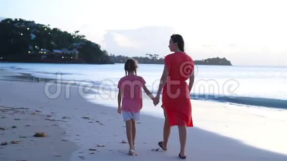 加勒比海海滩上美丽的母女家人在海滩度假流动人口视频的预览图