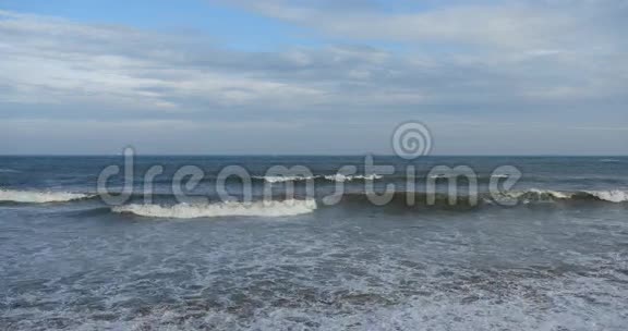宽4K海洋表面海浪冲刷沙子海水和浪涌视频的预览图