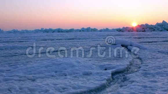 黎明时冰冻的大海用滑块射击视频的预览图