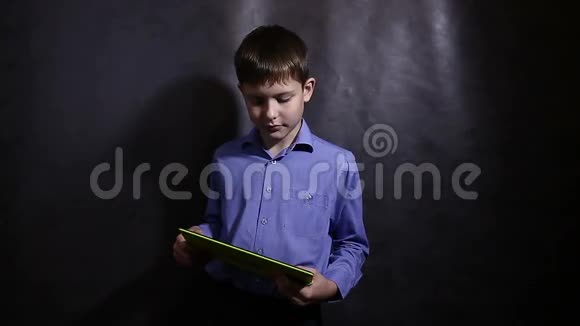 穿着蓝色衬衫的少年在跑步视频的预览图