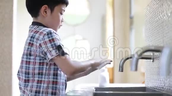 亚洲小孩洗手视频的预览图