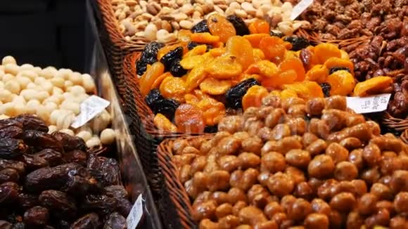 西班牙巴塞罗那的LaBoqueria市场上枣类干果葡萄干和坚果的混合物视频的预览图
