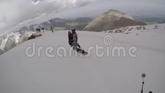 从高山滑雪下来的新鲜视频的预览图