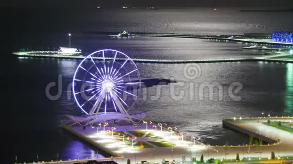 海洋背景和月球路径上的摩天轮时间流逝视频的预览图