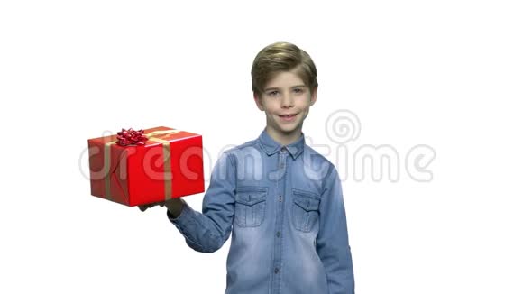 可爱的男孩拿着礼物盒视频的预览图