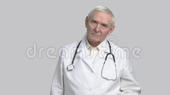 一张老医生严肃阴沉的脸的肖像视频的预览图