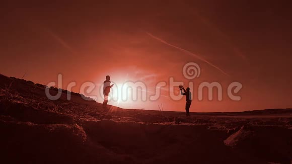 男子在沙滩上打排球剪影太阳日落视频的预览图