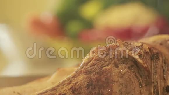 一块烤牛肉热气腾腾视频的预览图