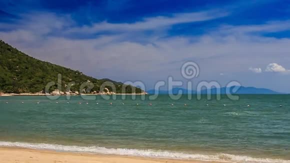 蔚蓝的海浪在越南岛的金色海滩上冲浪视频的预览图