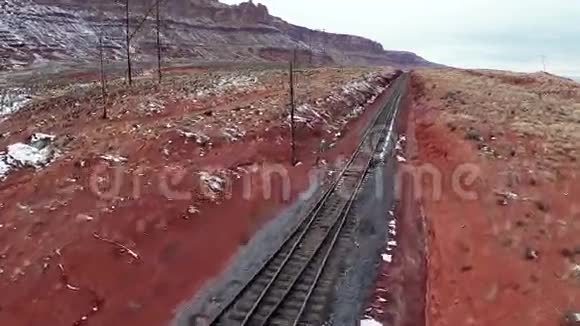 铁路铺设在峡谷地国家公园视频的预览图