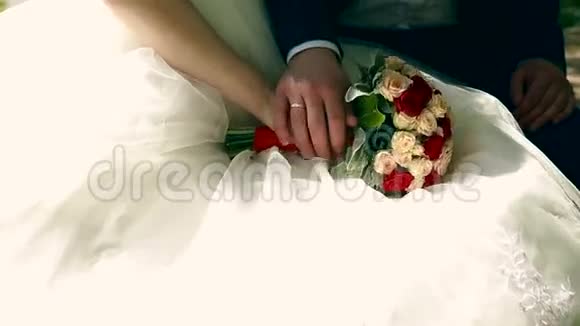 新郎新娘手持新娘花束视频的预览图