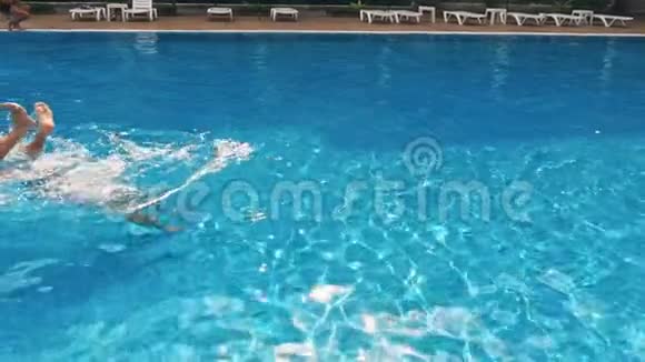 年轻人在游泳池里游泳视频的预览图
