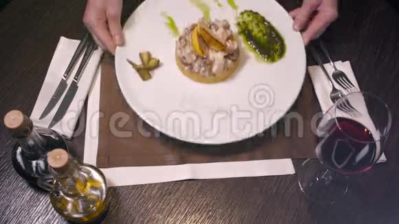 从上面可以看到朋友在现代餐厅用沙拉猪肉和甜点吃饭视频的预览图