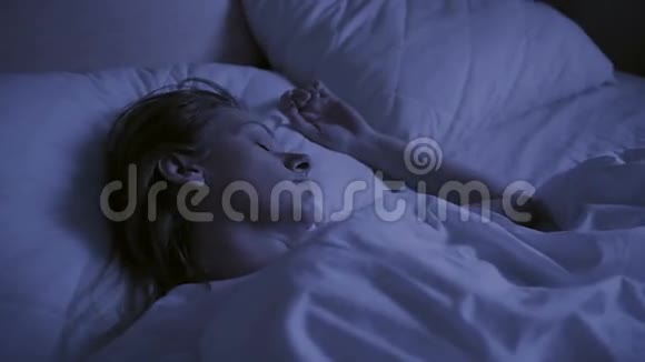 失眠的概念晚上睡不着的女人视频的预览图