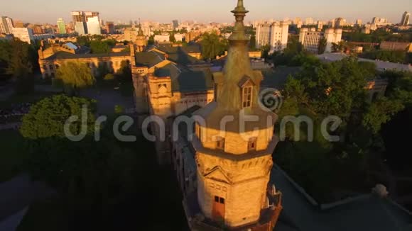 日落时分的旧大学塔视频的预览图