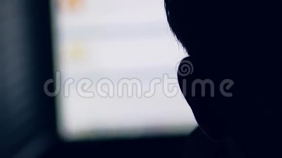 黑客男子在电脑夜间黑客系统在线攻击视频的预览图