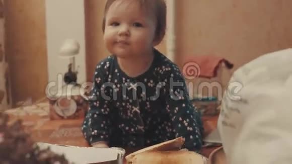 小宝宝坐在桌子上吃饼干视频的预览图