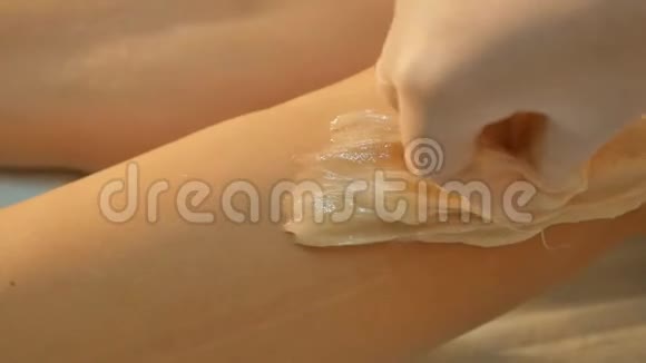 用液体糖刺激腿部皮肤护理视频的预览图