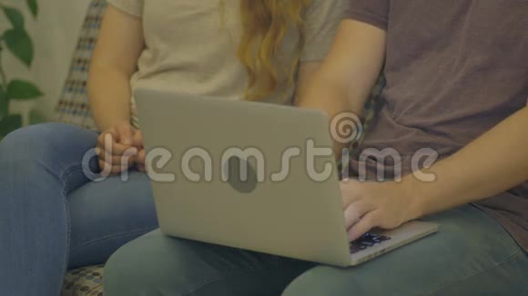 青年男子与青年女子的笔记本电脑视频的预览图