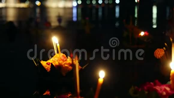 在泰国庆祝LoyKratong节在池塘里用鲜花和蜡烛发射船只3840x21604k视频的预览图