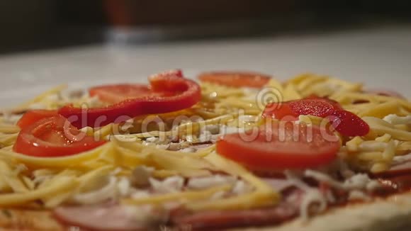 厨师手工制作意大利披萨近点视频的预览图