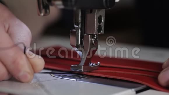 用缝纫机在皮夹上缝针的大师手的特写针慢慢地视频的预览图