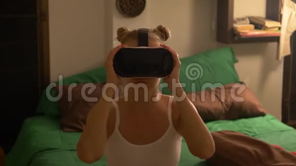 带着VR眼镜的女人视频的预览图