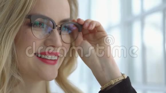 一位戴眼镜的年轻美女的特写镜头视频的预览图