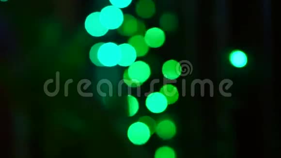 圣诞节和新年装饰灯的视频模糊的boke绿灯视频的预览图