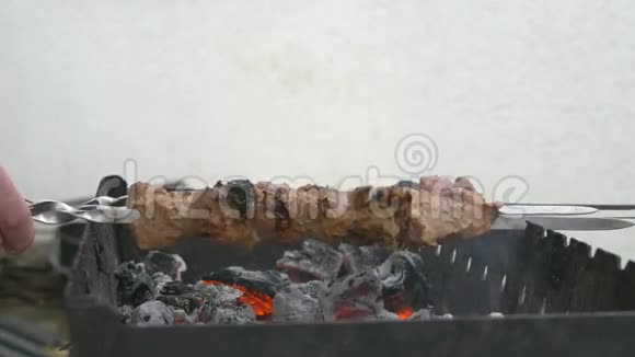 烤肉串上的肉酱滴在烤串上提供烧烤服务视频的预览图