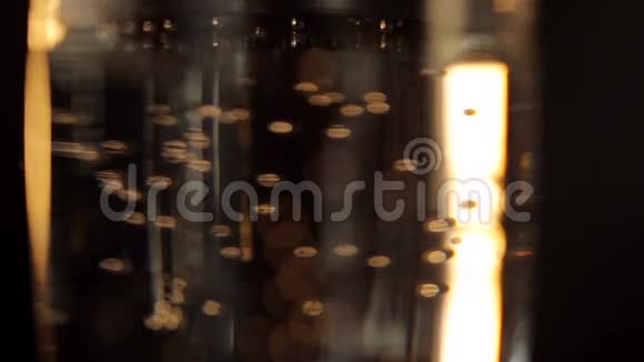 玻璃杯里的香槟泡泡视频的预览图