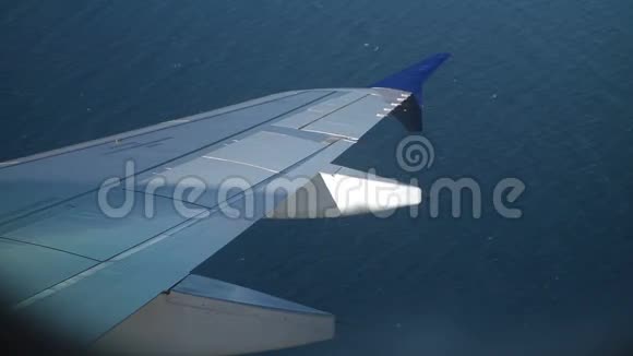 水面以上的飞机机翼视频的预览图