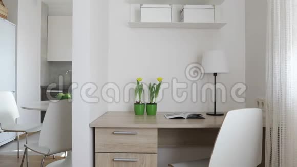 4K斯堪的纳维亚风格的现代公寓内部厨房和工作场所运动全景图视频的预览图