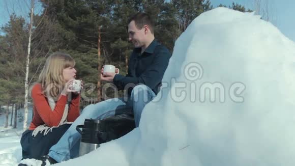 年轻的情侣在寒假里享受着视频的预览图