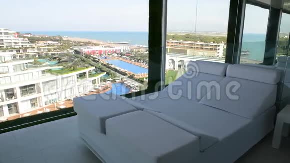 从现代豪华酒店的公寓俯瞰风景视频的预览图