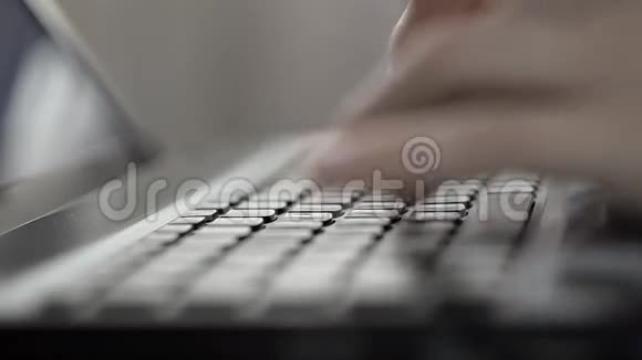 女子手按手提键盘视频的预览图