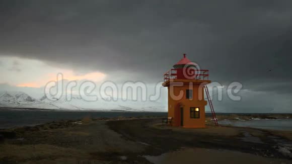 冰岛夜晚橙色灯塔的时间流逝视频的预览图