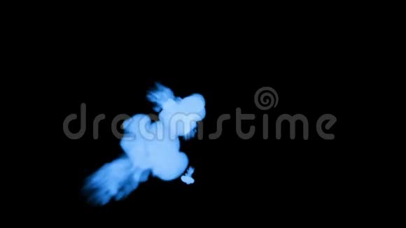 许多流动的荧光蓝墨水或烟雾隔离在黑色的缓慢运动蓝色的色调在水中蔓延用途视频的预览图