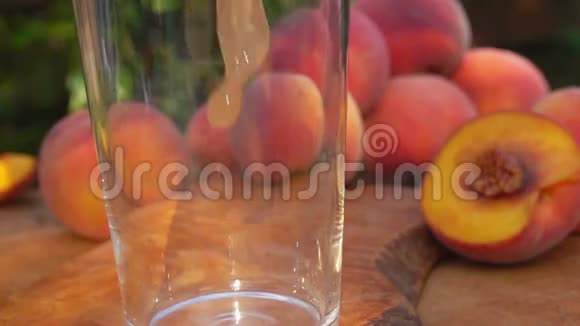 桃汁倒入玻璃杯中视频的预览图