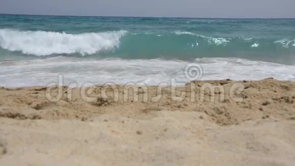 海岸有波浪把所有的沙子都弄湿了视频的预览图