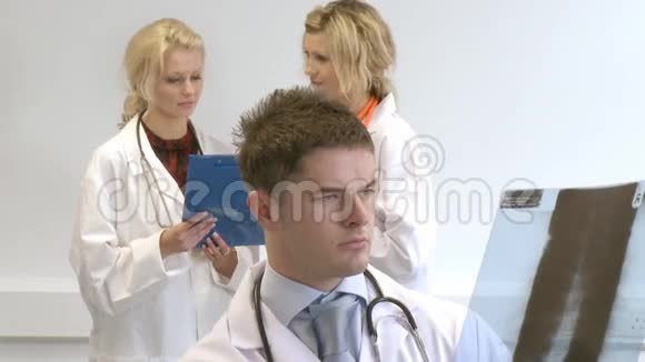 三个医生一起工作视频的预览图